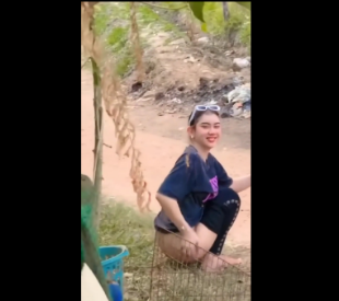 Quay Con bạn nó đái