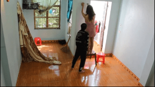 Anh thợ điện may mắn và em chủ nhà xinh đẹp