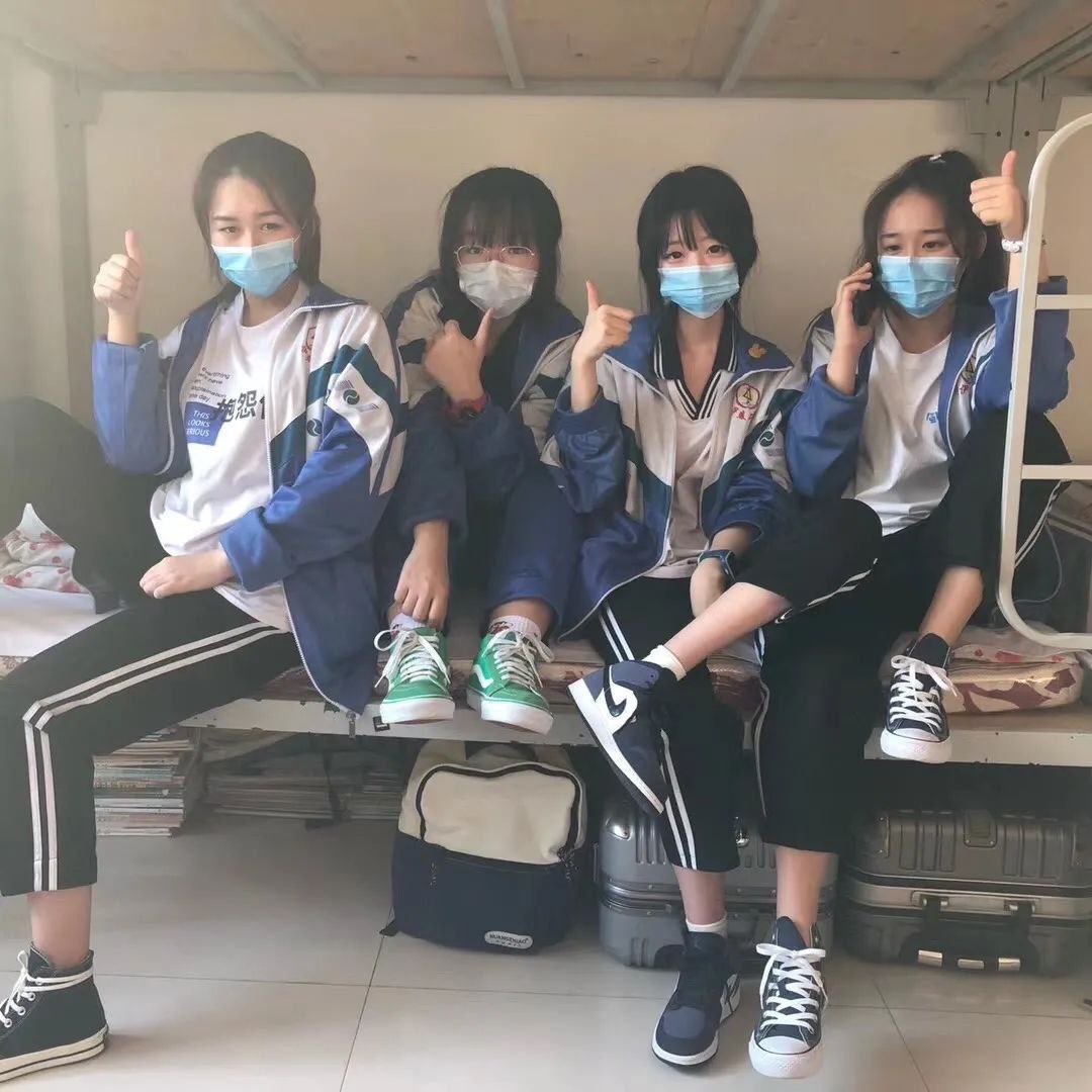 Vì muốn đc đủ điểm để qua môn nên các e thay Phiên nhau địt với thầy giáo