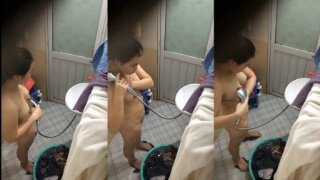 Quay lén em hàng xóm tắm