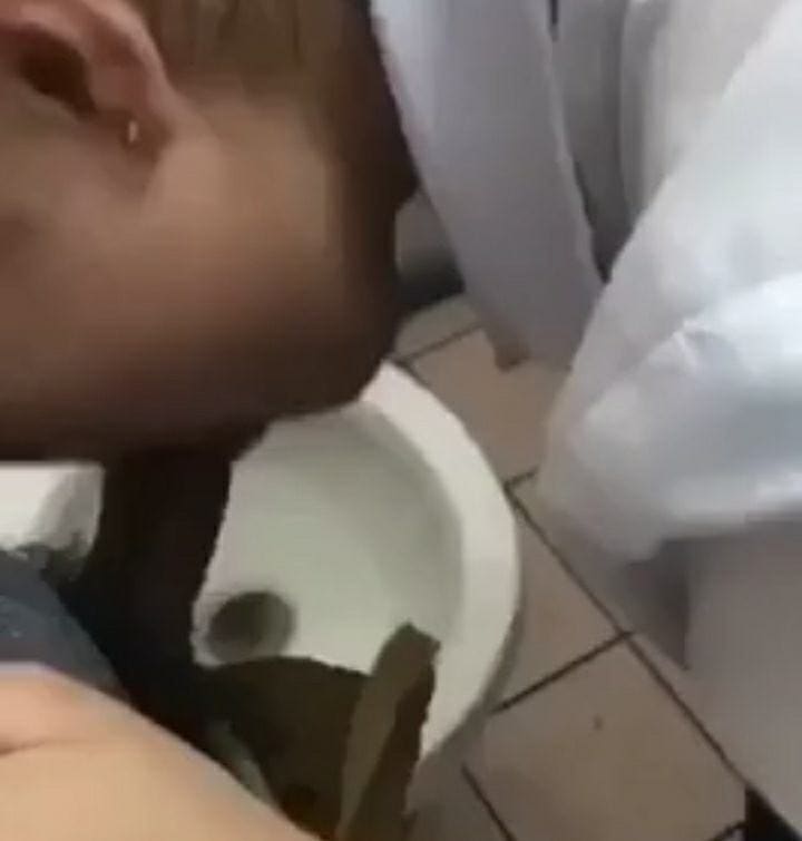 Nữ Sinh viên Đại học TQ trốn ra WC Bú Cu bạn trai